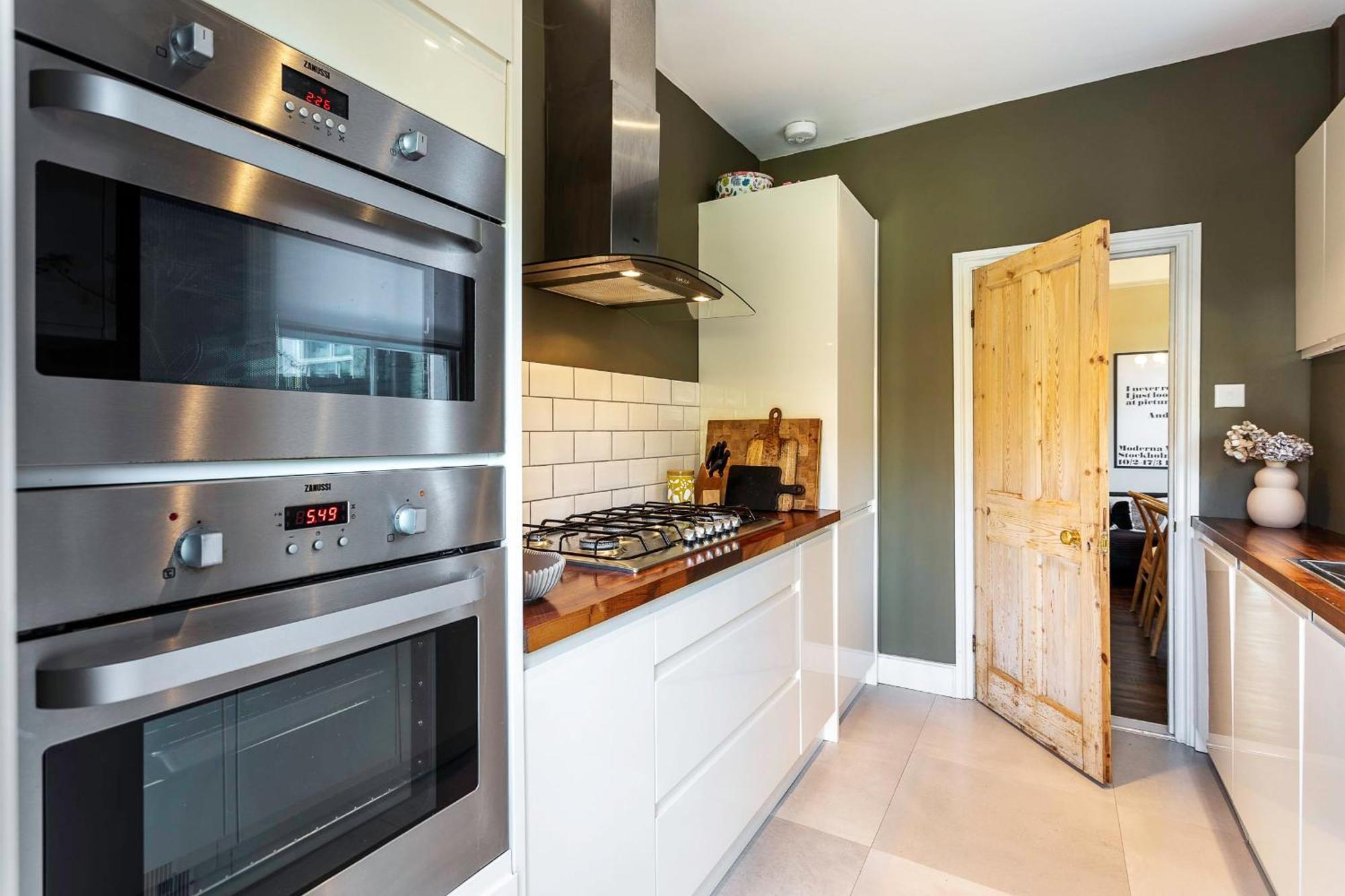 Tooting's Charming Victorian Garden Hideaway *