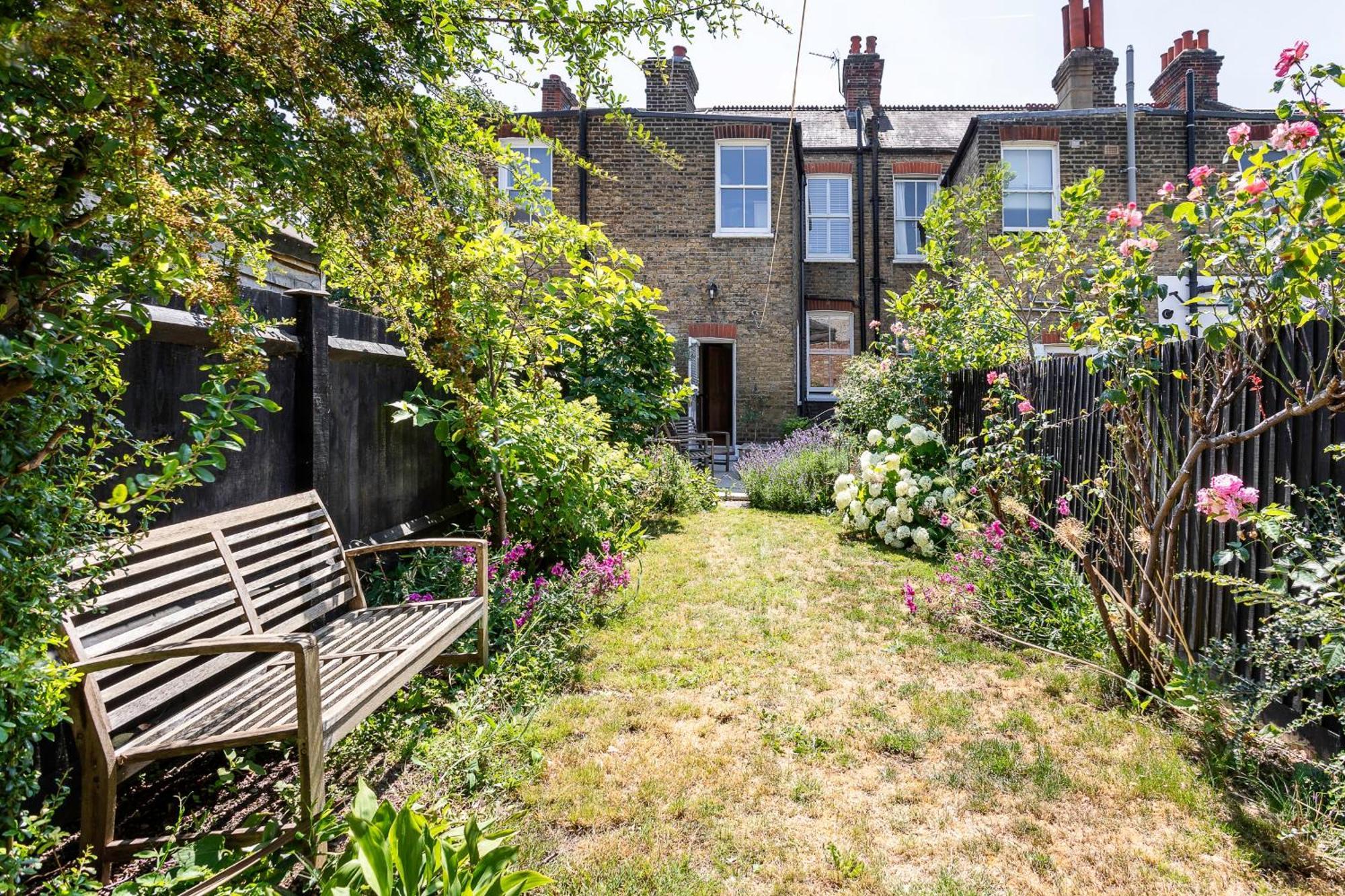 Tooting's Charming Victorian Garden Hideaway *